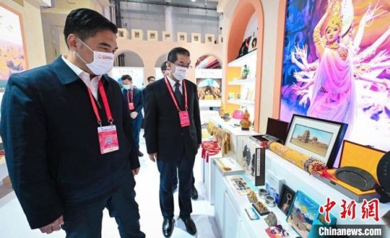 圖為甘肅省副省長孫雪濤(左)與甘肅省文化和旅游廳廳長陳衛(wèi)中(右)一同參觀“甘肅館”。　甘肅省文化和旅游廳供圖