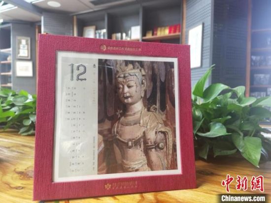 圖為徐晉林制作的敦煌題材的手工書《走進沙漠敦煌——莫高窟與藏書票藝術》，深受讀者喜愛?！￠Z姣 攝