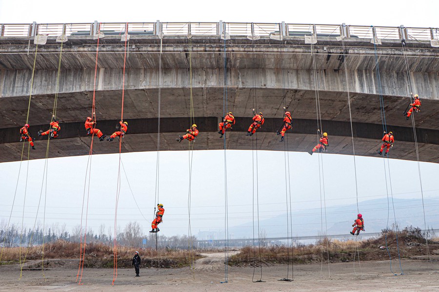 硬核！甘肅天水森林消防員百米高空練技能