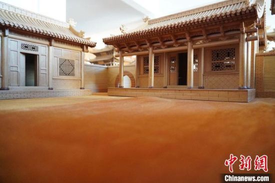 圖為微縮建筑蘭州四合院內(nèi)部結(jié)構(gòu)?！【琶赖┰?　攝