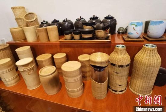 圖為展陳的一件件精致可愛的竹編農(nóng)具工藝品。　馮志軍 攝