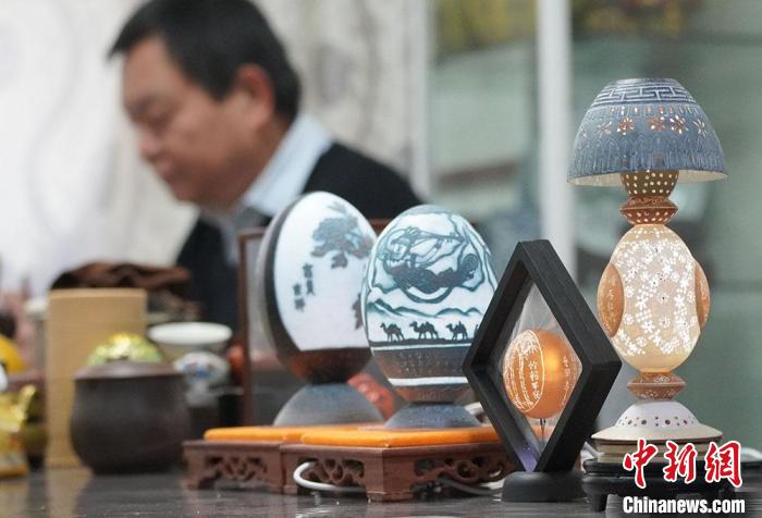 圖為吳義澤完成的蛋雕作品?！【琶赖ぴ?攝