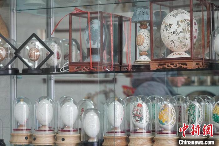 圖為吳義澤收藏柜內(nèi)的蛋雕作品?！【琶赖ぴ?攝