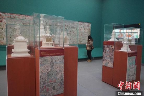 圖為觀眾欣賞數(shù)字復(fù)制壁畫?！【琶赖┰?攝