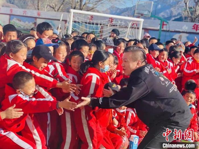 1月初，第五屆“街舞進(jìn)藏鄉(xiāng)”公益助學(xué)活動(dòng)在甘肅甘南結(jié)束，旨在讓藏族學(xué)子感受到街舞魅力?！￡惿菩?攝