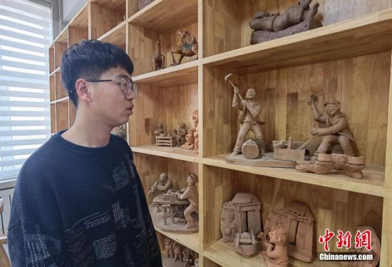 圖為學生介紹作品。 劉玉桃 攝