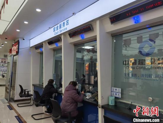 圖為蘭州市民在銀行兌換新鈔?！⌒煅?攝