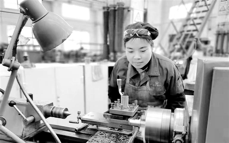 【新春走基層】春節(jié)生產(chǎn)經(jīng)營(yíng)不打烊 車(chē)間里奏響“春之歌”