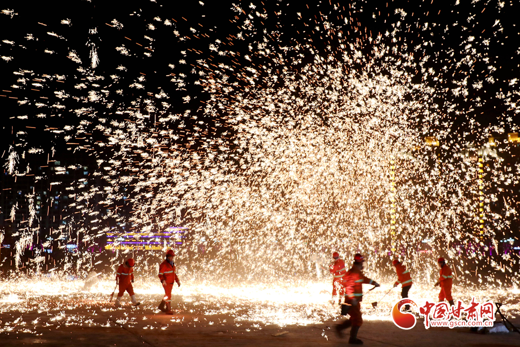 【隴拍客】炫彩奪目！非遺絕技永靖王氏“打鐵花”綻放夜空引關(guān)注