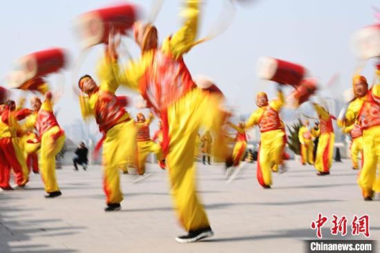 2019年2月19日，演員在黃河岸邊的蘭州水車博覽園內(nèi)進行太平鼓表演，歡慶元宵佳節(jié)。(資料圖) 　楊艷敏 攝