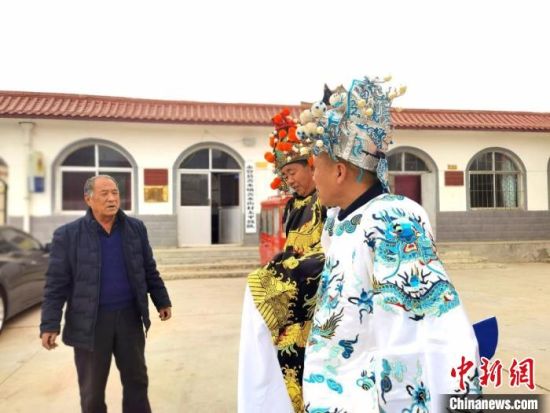 圖為69歲的“苦水高高蹺”國家級傳承人巨海全(左一)，叮囑徒弟們高高蹺練習(xí)技巧要領(lǐng)?！￠Z姣 攝