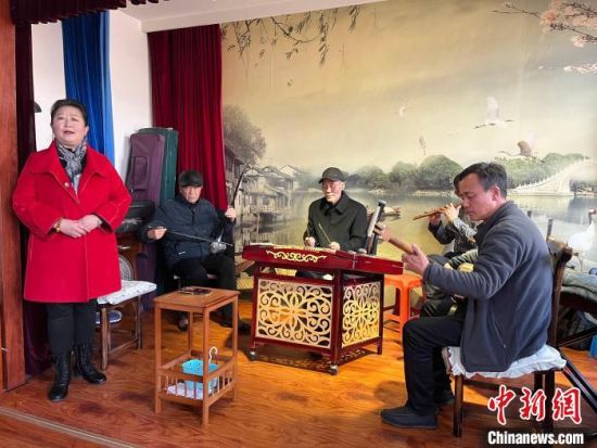 圖為蘭州鼓子表演者王常玉登臺演唱，她是這項入列國家級非物質(zhì)文化遺產(chǎn)的曲藝表演者中，為數(shù)不多的女演員?！堨下?攝