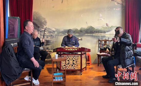 圖為蘭州鼓子愛好者在傳習(xí)所內(nèi)互相搭檔上臺演出?！堨下?攝