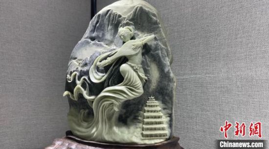 圖為李學平的玉雕作品?！「攥?攝