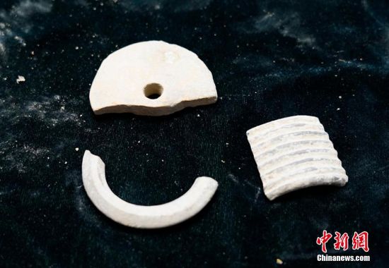 圖為靜寧縣賈河鄉(xiāng)竇坪村出土的佩飾。 夏劍鋒 攝