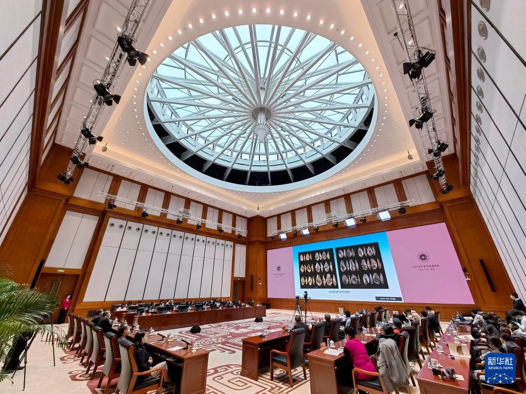 3月18日，“中國(guó)社會(huì)科學(xué)院考古學(xué)論壇·2021年中國(guó)考古新發(fā)現(xiàn)”進(jìn)行入選項(xiàng)目報(bào)告環(huán)節(jié)（手機(jī)照片）。