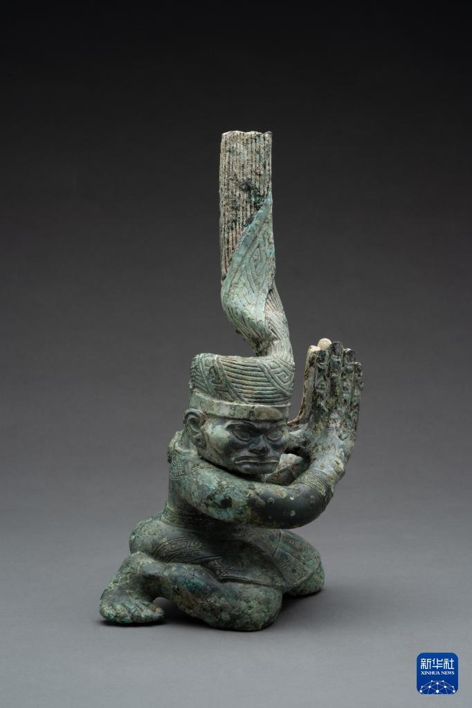 四川廣漢市三星堆商代遺址四號(hào)坑出土扭頭跪坐銅人像（資料圖）。