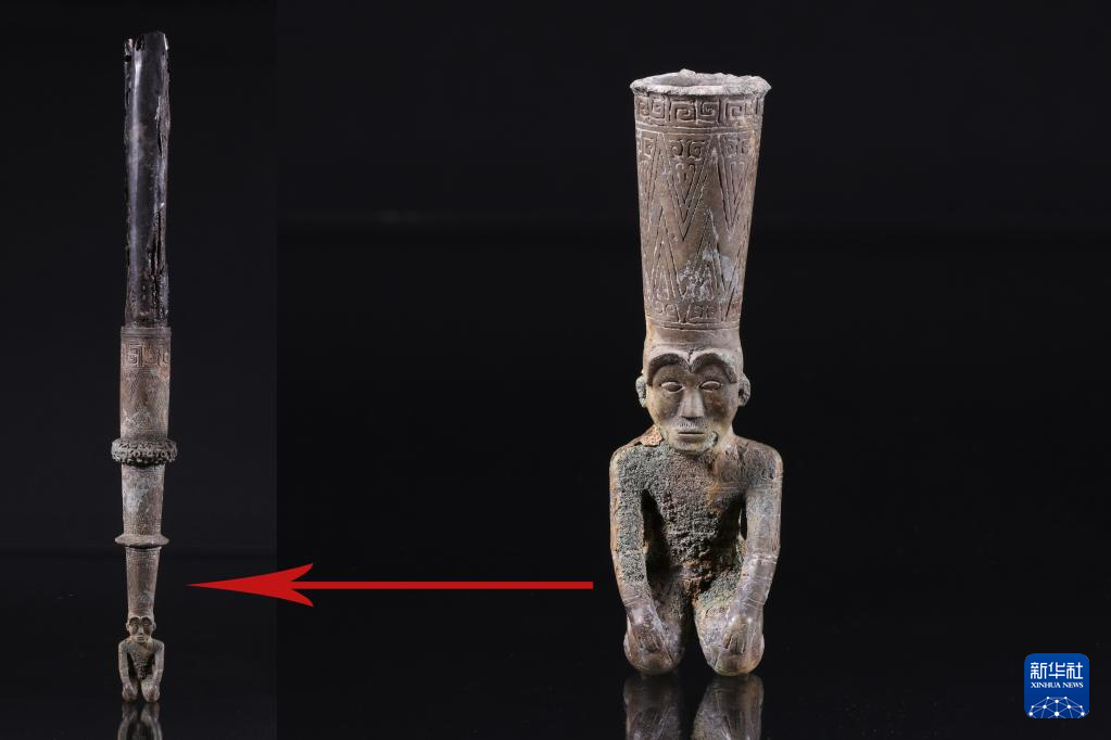 江西樟樹(shù)市國(guó)字山戰(zhàn)國(guó)墓葬出土銅跽坐人鐓（資料圖）。