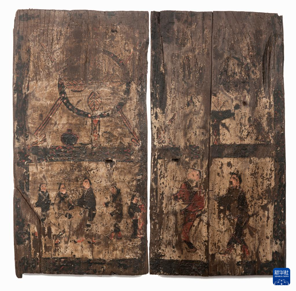 湖北云夢(mèng)縣鄭家湖戰(zhàn)國(guó)秦漢墓地的一處板門(mén)繪畫(huà)（資料圖）。