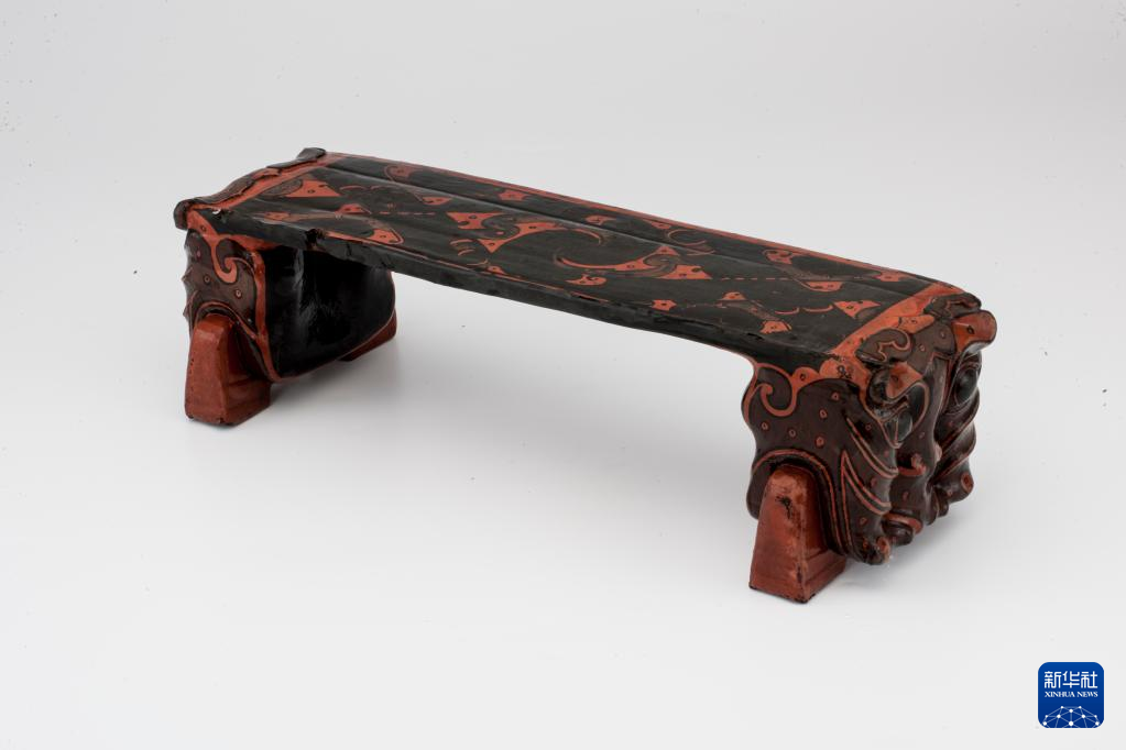 湖北云夢(mèng)縣鄭家湖戰(zhàn)國(guó)秦漢墓地出土漆木虎頭枕（資料圖）。