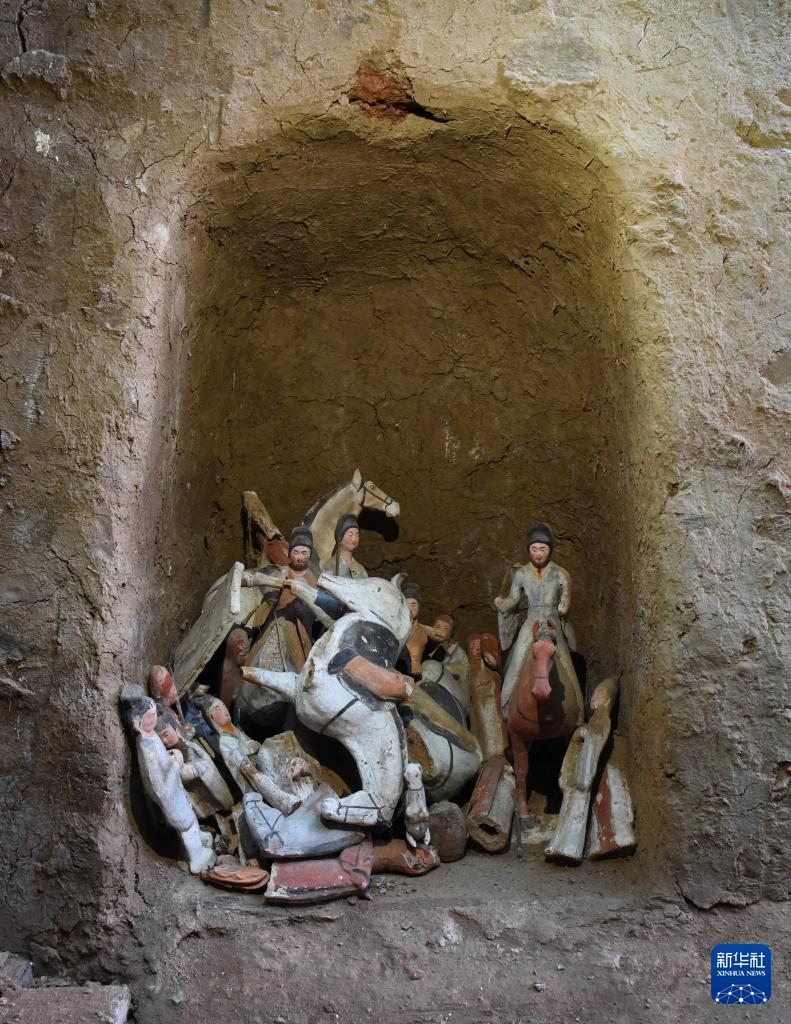 甘肅武威市唐代吐谷渾王族墓葬群慕容智墓墓道壁龕出土儀仗俑群（資料圖）。