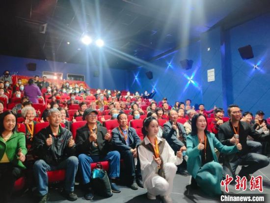 《浴血誓言》主創(chuàng)團(tuán)隊(duì)與到場的紅軍后代合影。　陳選斌 攝