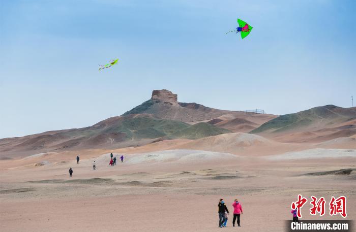 圖為市民正在陽關(guān)景區(qū)放風箏?！⊥醣筱y 攝