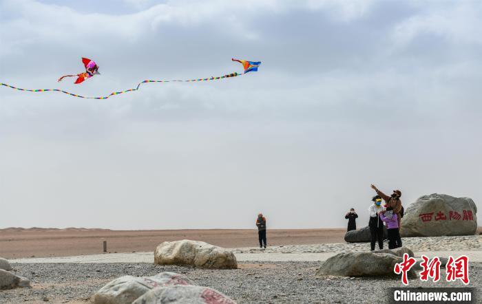 圖為市民正在陽關(guān)景區(qū)放風箏?！⊥醣筱y 攝