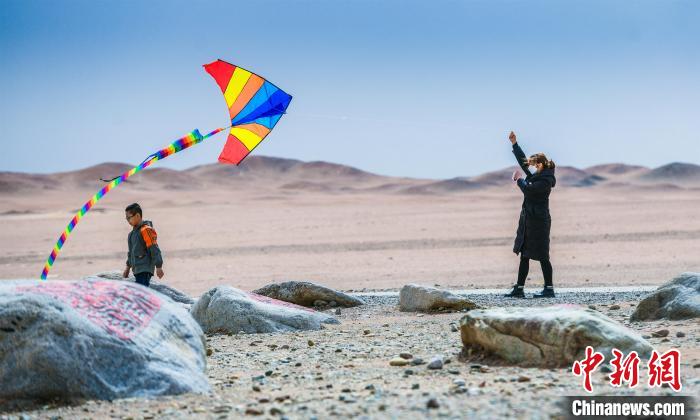圖為市民正在陽關(guān)景區(qū)放風箏。　王斌銀 攝