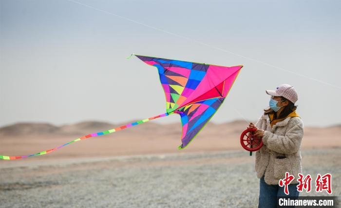 圖為市民正在陽關(guān)景區(qū)放風箏?！⊥醣筱y 攝