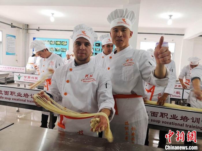 圖為外國(guó)留學(xué)生學(xué)習(xí)牛肉面的制作。(資料圖) 史靜靜 攝