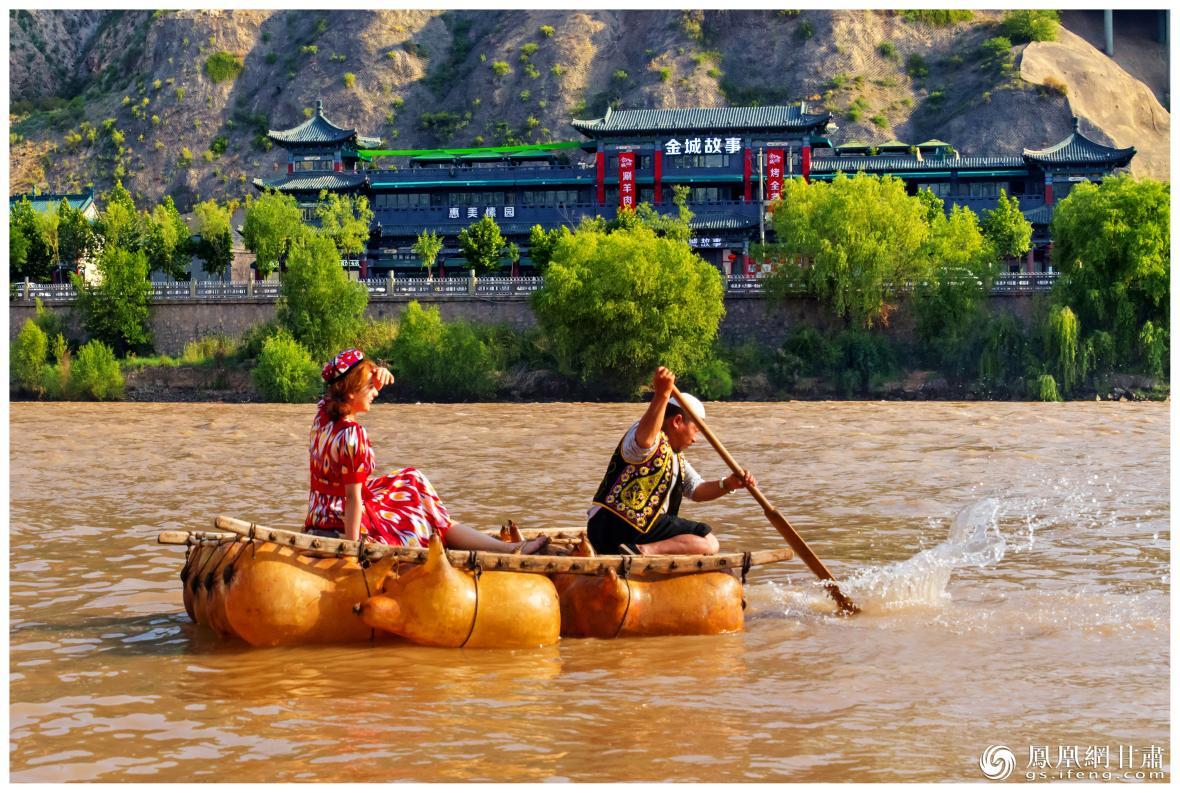 筏子客揮動(dòng)著劈波斬浪的船槳，槳聲中混搭著風(fēng)聲、水聲和男女對(duì)歌的花兒聲。蘭州市文旅局供圖