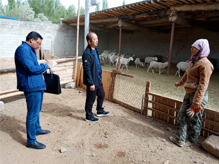 1652343355199228.jpg 巡察組在肅北縣黨城灣鎮(zhèn)東山村牧民家中開(kāi)展入戶走訪.jpg