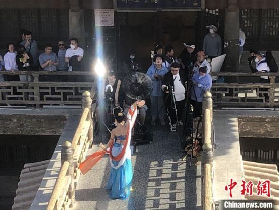 圖為5月以來，“奧大?！敝辈ガF(xiàn)場引游客圍觀?！《鼗褪形麄鞑抗﹫D