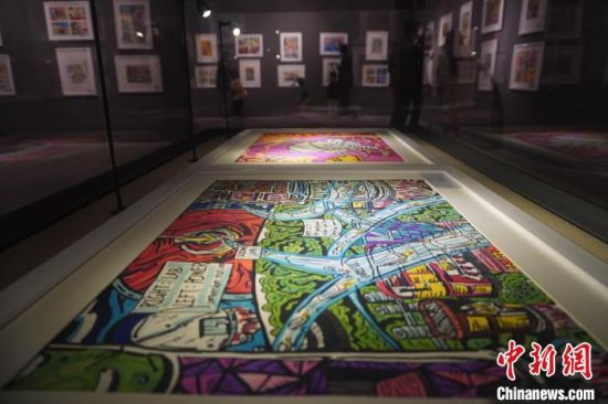 市民參觀少兒美術展覽。