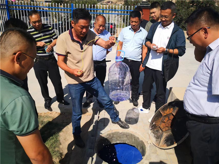 城關(guān)區(qū)作風(fēng)建設(shè)督察組赴青白石污水處理站，檢查污水采樣情況。.jpg