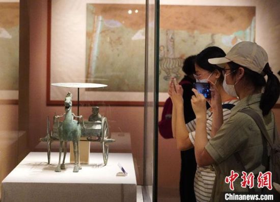 圖為參觀者參觀“大道攸歸：五涼文化展”展陳文物?！【琶赖┰?攝