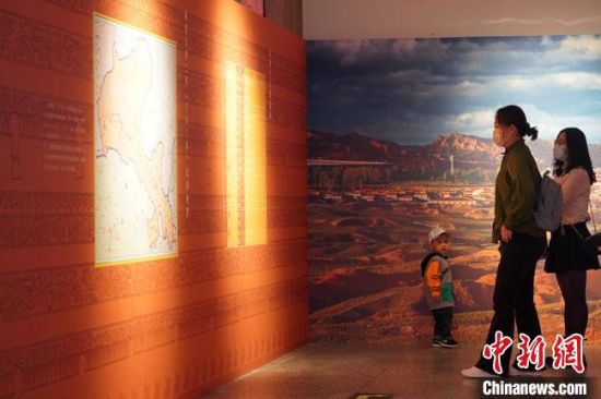 圖為參觀者參觀“大道攸歸：五涼文化展”展陳文物。　九美旦增 攝