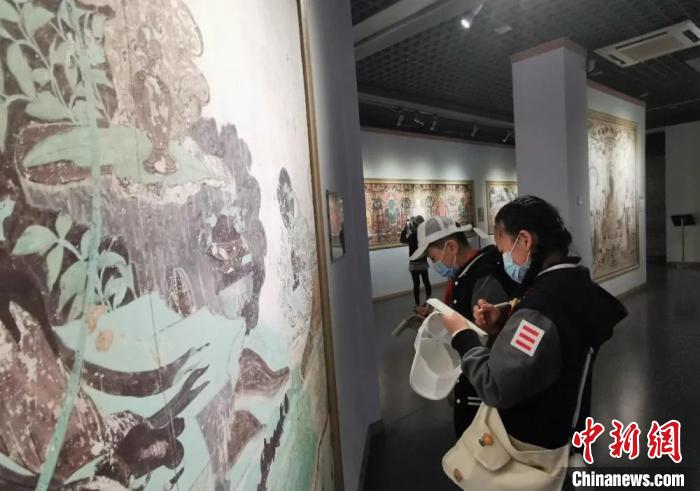 圖為學(xué)生參觀敦煌藝術(shù)館。(資料圖) 蘭州大學(xué)附屬學(xué)校供圖