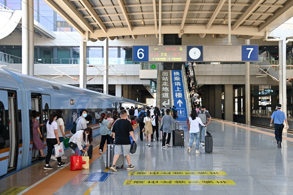 暑運(yùn)大幕開(kāi)啟。蘭州鐵路局供圖