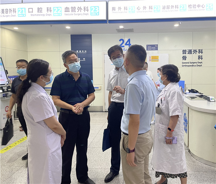 7月12日，甘肅省紀(jì)委監(jiān)委派駐省衛(wèi)健委紀(jì)檢監(jiān)察組紀(jì)檢監(jiān)察干部在蘭大二院門診開展疫情防控監(jiān)督檢查。魏雪 攝.jpg