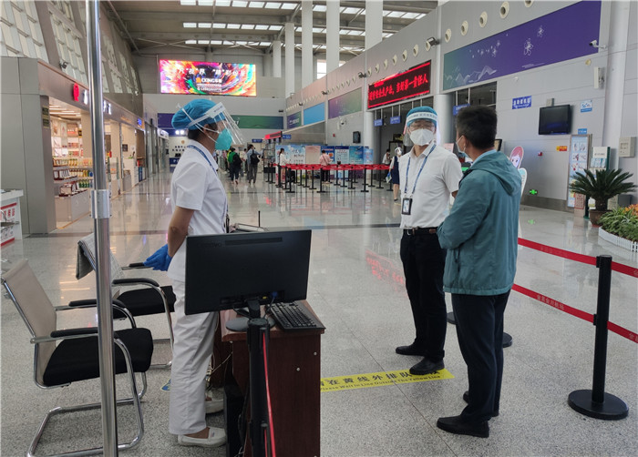7月15日，金昌市金川區(qū)紀(jì)委監(jiān)委駐區(qū)委政法委紀(jì)檢監(jiān)察組在金昌機場監(jiān)督檢查疫情防控措施落實情況。王曉梅攝.jpg
