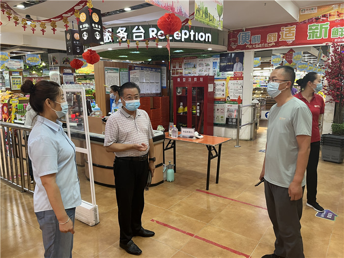 7月15日，酒泉市玉門市疫情防控督查組在隴商聯(lián)華超市監(jiān)督檢查疫情防控措施落實情況。 .jpg