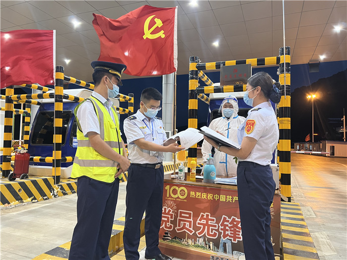 7月16日，甘肅省公航旅渭武高速運營公司紀(jì)檢監(jiān)察干部深入宕昌西收費站督查疫情防控措施落實情況。陳強 攝.jpg