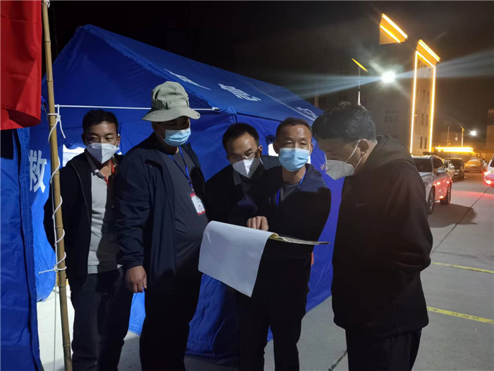 7月19日，甘南州瑪曲縣紀(jì)委監(jiān)委督查組在德吉小區(qū)卡點督導(dǎo)疫情防控工作。仲海濤 攝.jpg