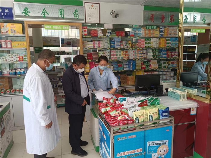 甘南州合作市紀(jì)委監(jiān)委第一督查組在合作市世紀(jì)大藥房進行督查檢查。.jpg