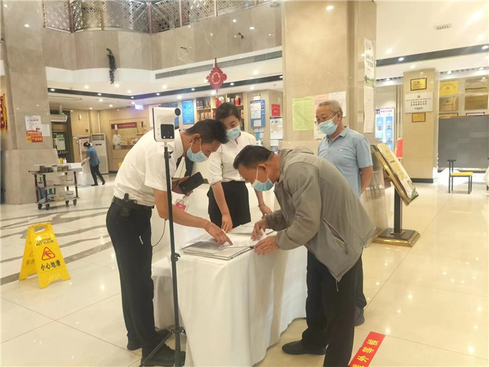 金昌市金川區(qū)紀(jì)委監(jiān)委駐區(qū)人大機關(guān)紀(jì)檢監(jiān)察組在花城錦都大酒店監(jiān)督檢查疫情防控工作。王文海 攝 .jpg