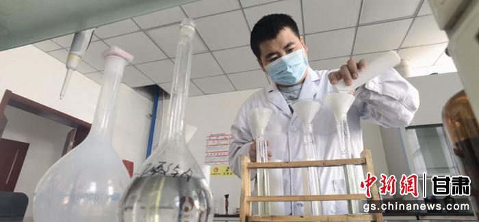 圖為甘肅科技集團(tuán)化工研究院有限責(zé)任公司工作人員正在做實(shí)驗(yàn)。魏建軍 攝