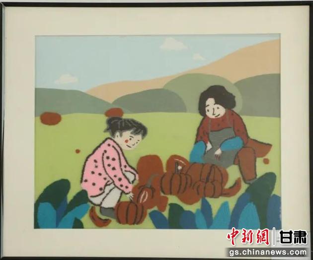 嘉峪關(guān)市新城鎮(zhèn)新城村農(nóng)業(yè)產(chǎn)業(yè)園區(qū)內(nèi)，母女兩人在摘南瓜。刺繡 馬艾米乃 繡稿 敬紅霞