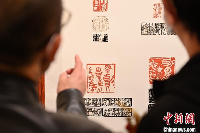 圖為甘肅蘭州，參展作品吸引參觀者。 中新社記者 李亞龍 攝